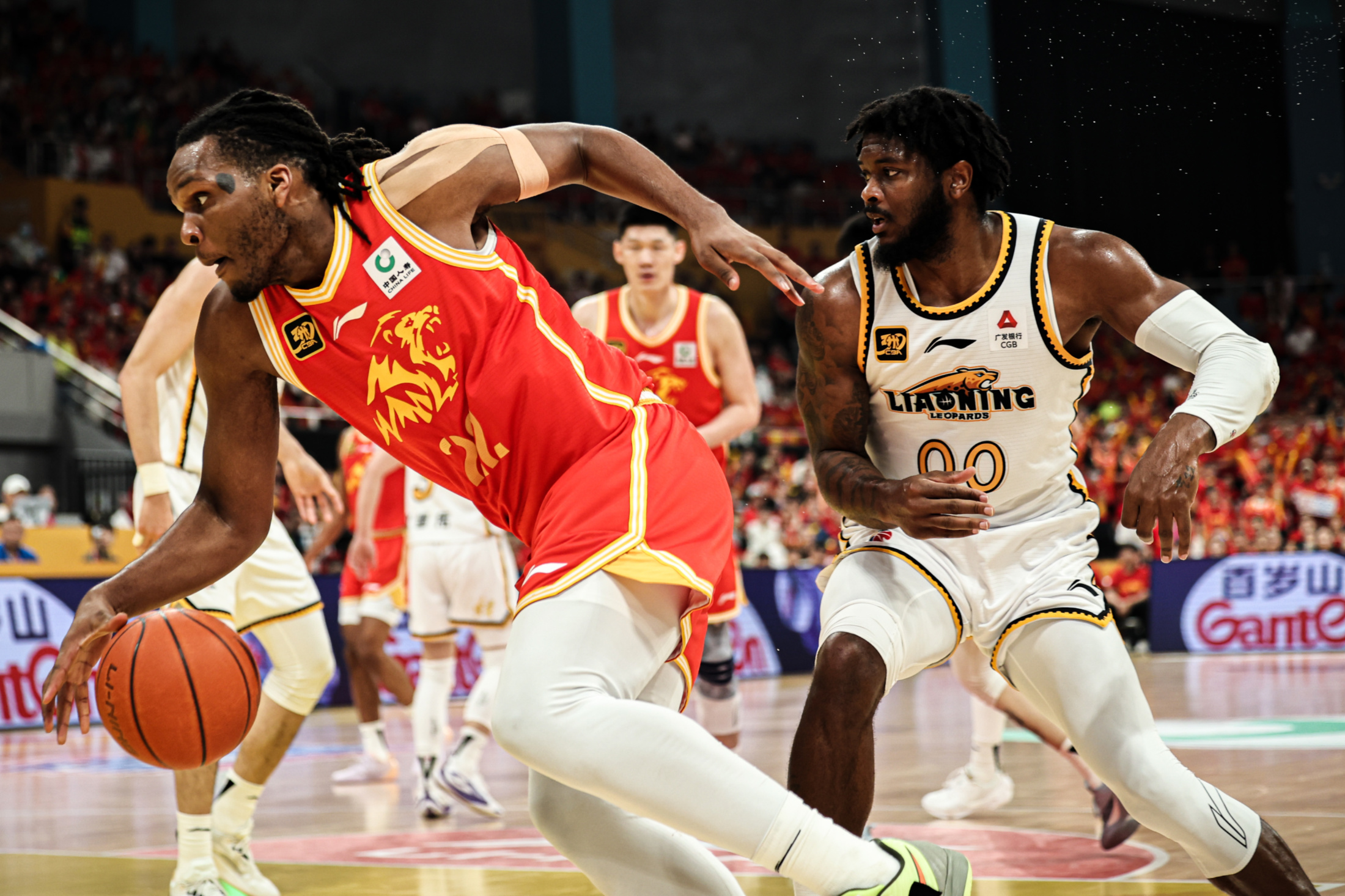 NBA总决赛倒计时，新疆广汇转会期回应争议，细节引发关注，话题不断，身体对抗强度拉满的简单介绍