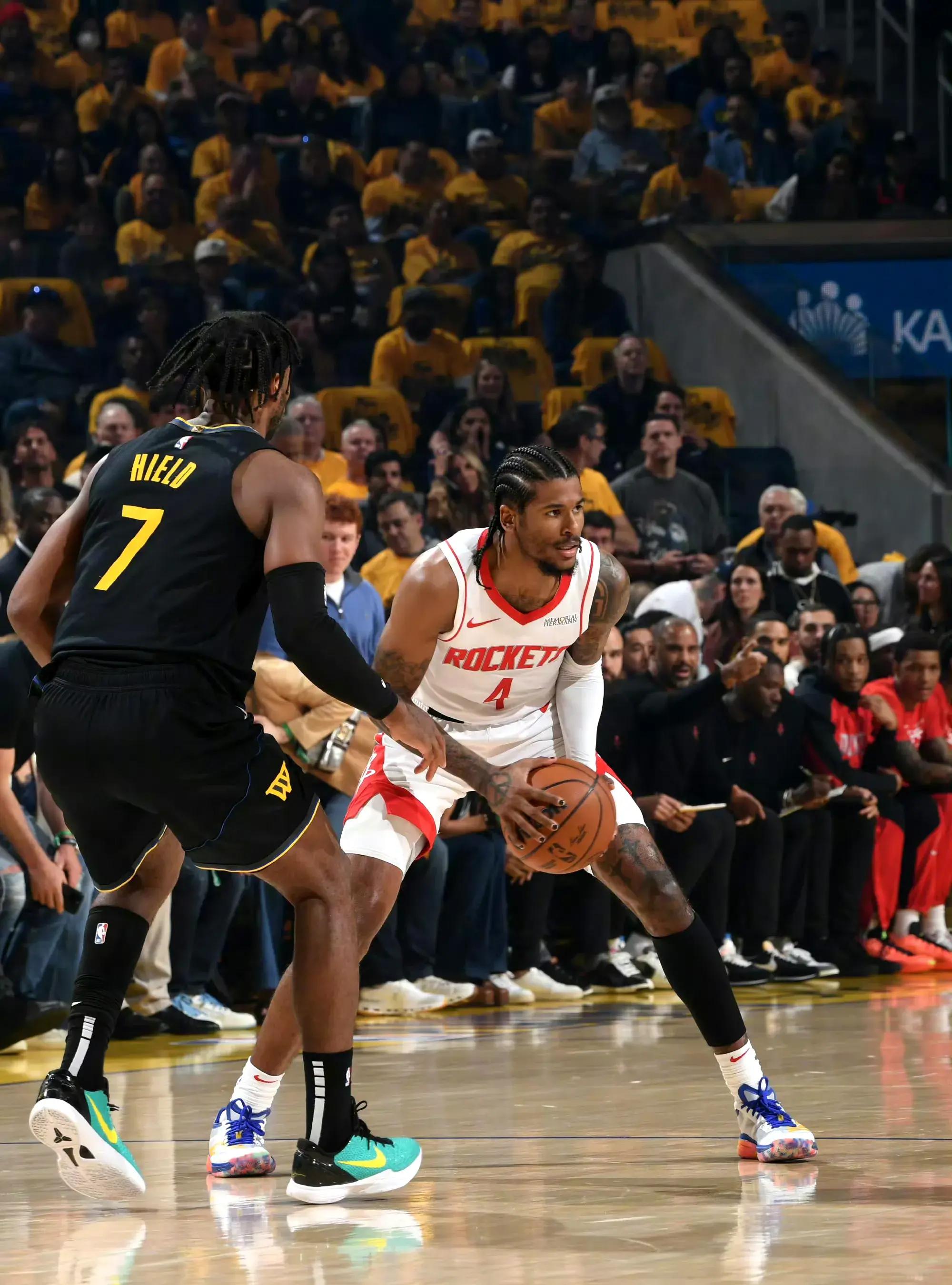 包含加时末段NBA季后赛传出新动向；布鲁克林篮网再遭质疑；管理层表态——更衣室稳定；更衣室氛围转暖的词条